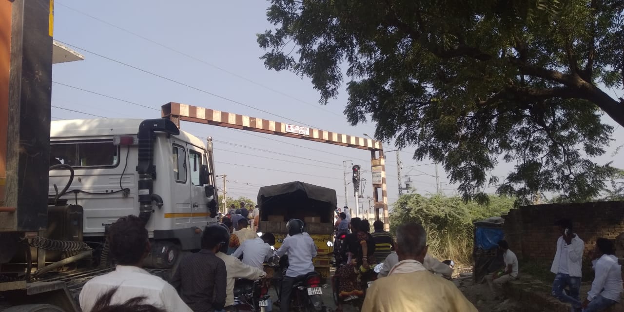 कंचौसी: रेलवे ट्रैक पर गिट्टी छनाई के चलते क्रासिंग पर जाम में फंसे रहे राहगीर