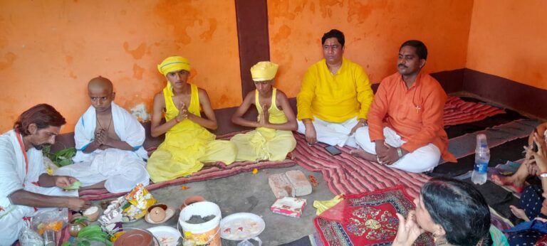 पं० गंगेश्वर बाबा संस्थान कामाख्या धाम करहियां में उपनयन संस्कार का आयोजन किया गया।